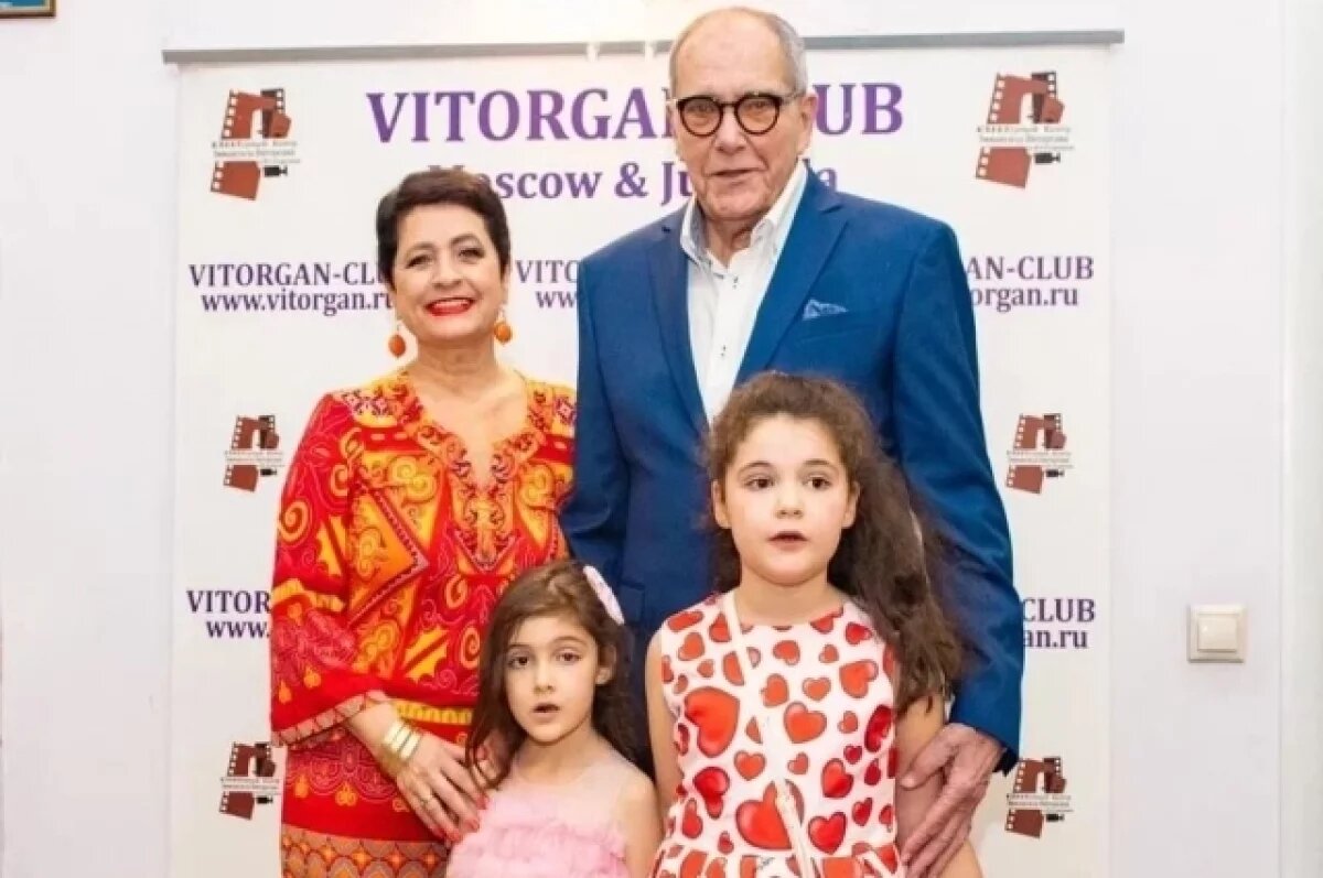    «Обе дочери в папу, артистичные!»