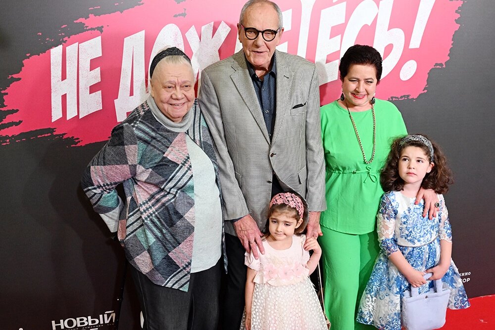    Актриса Галина Стаханова, народный артист Российской Федерации Эммануил Виторган с супругой Ириной Виторган. 2023 г. Фото: РИА Новости/ Алексей Майшев