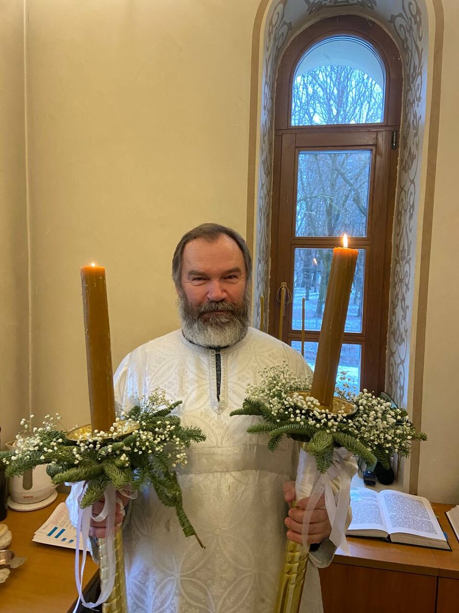 Я вас уже знакомила с Владимиром Валентиновичем. (физик, математик, астроном)