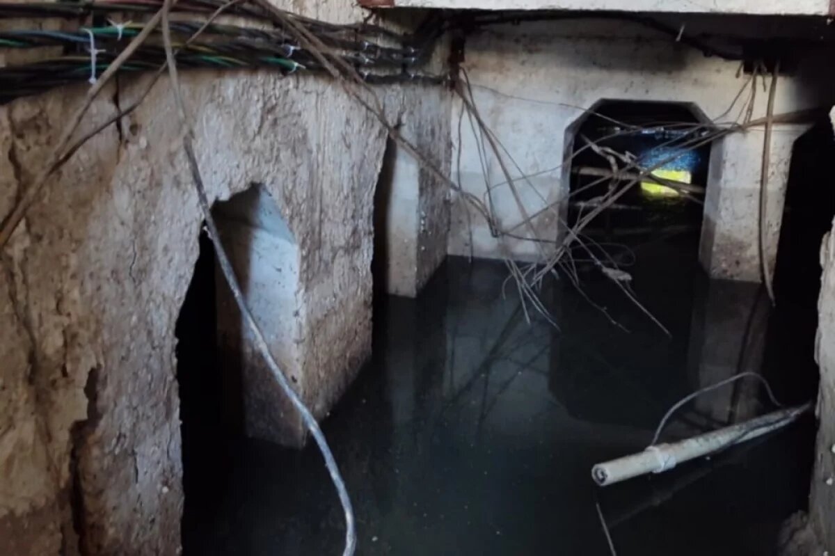    Жители дома в Махачкале жалуются на затопленный подвал и висящие провода