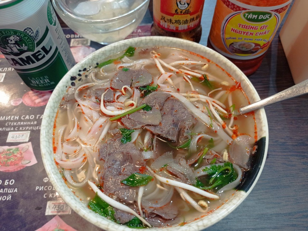 Зелёная баночка - это пиво. Остальное сверху - необходимые приправы для фо-бо.