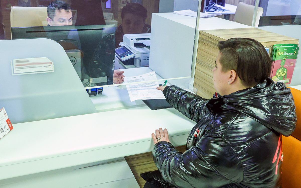 Petrov Sergey / NEWS.ru / Global Look Press📷Бумажный вариант резидентного разрешения можно получить в сервисных центрах «Московского транспорта»