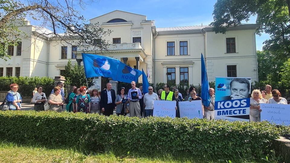 Пикет в защиту Айво Петерсона у здания прокуратуры Эстонии