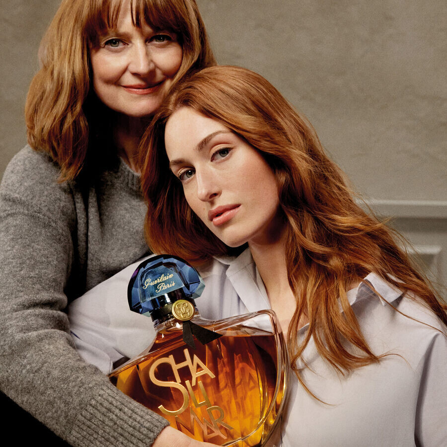 Один из рекламных образов Shalimar L'Essence, ниже для сравнения реклама Shalimar из 1980х