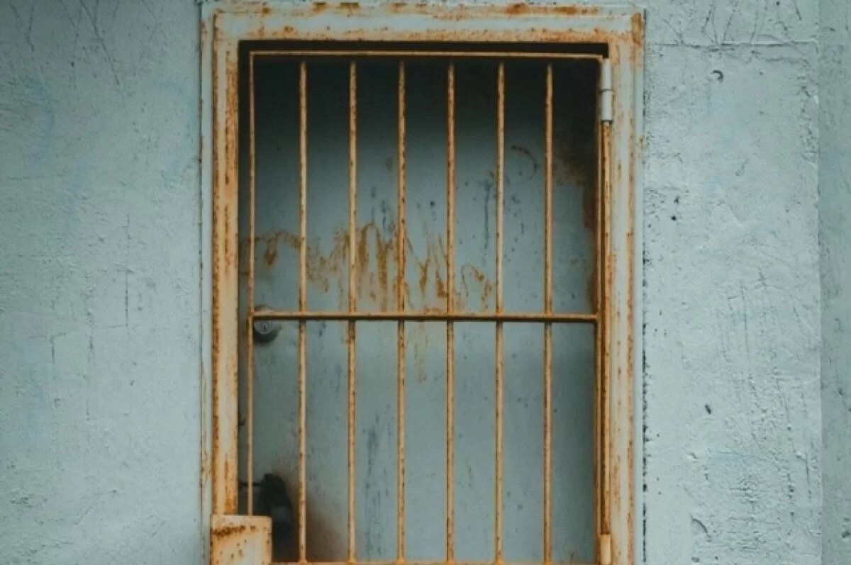    Был смотрящим.