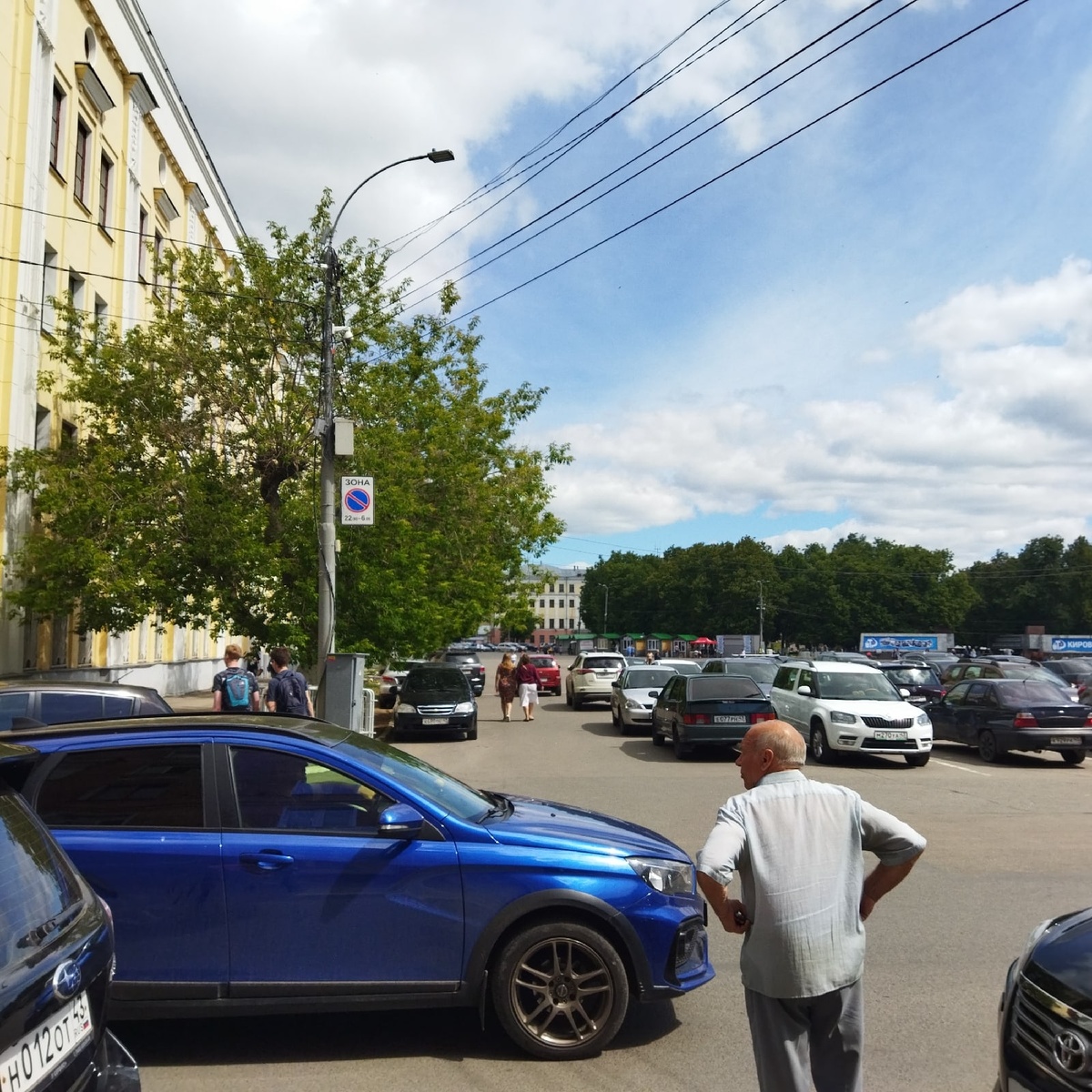    Верховный суд разъяснил, кто имеет право на парковку во дворе: собственники квартир или зарегистрированные жильцы