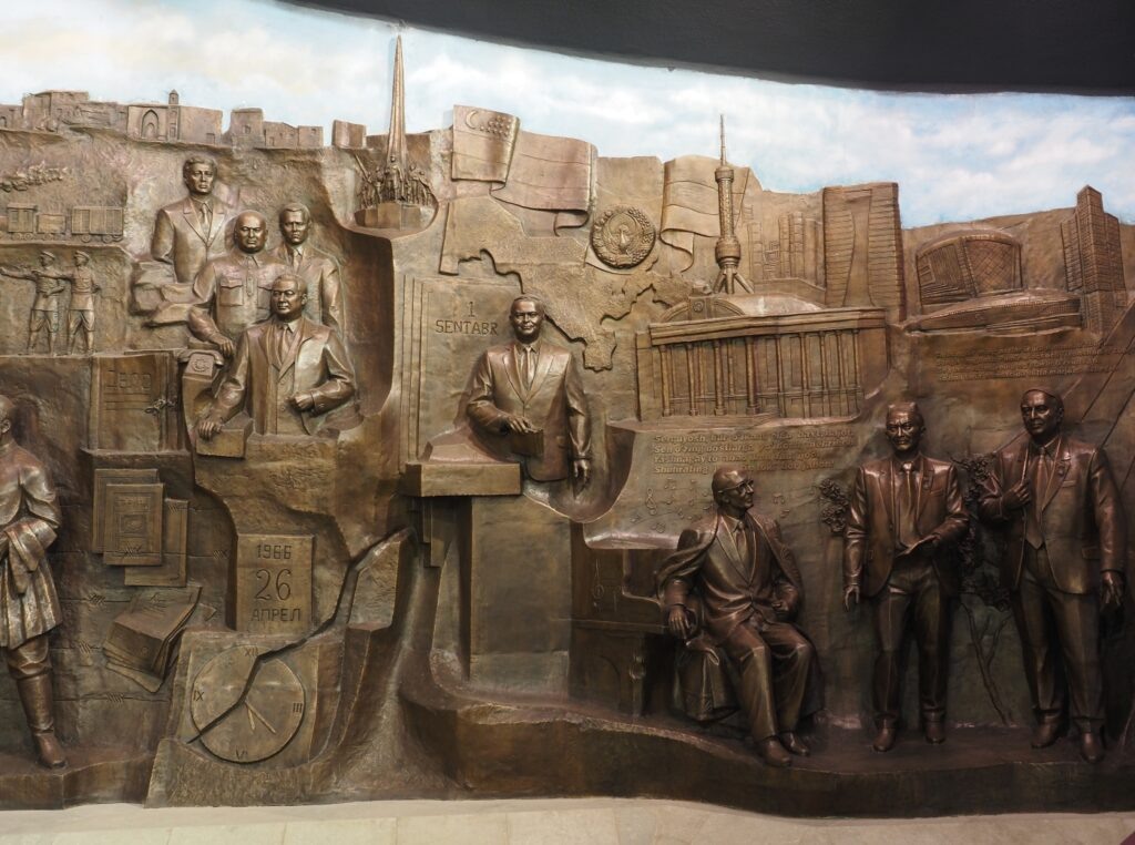 Часть барельефа Монумента Независимости, посвященная истории Узбекистана во второй половине 20 века