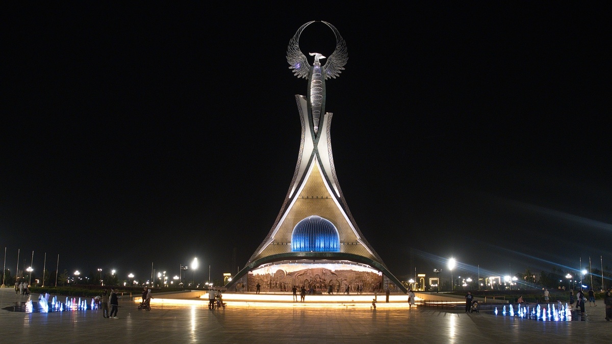 Монумент Независимости в Ташкенте