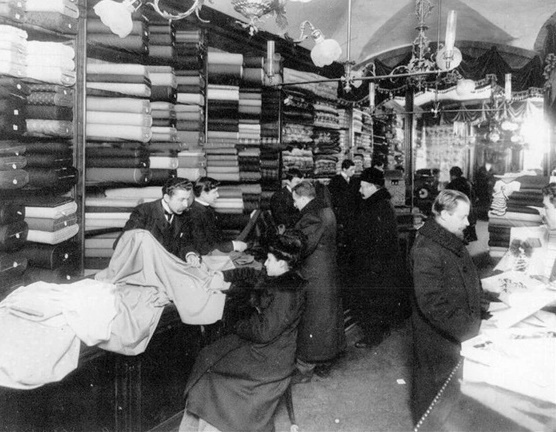 Внутренний вид мануфактурного магазина Au printemps (бывший Аравин) во время торговли. Фото Карла Буллы. 1900-е гг. Санкт-Петербург.