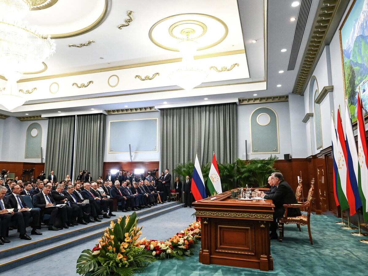    Президент РФ Владимир Путин и президент Таджикистана Эмомали Рахмон во время заявления для СМИ в Дворце Нации в Душанбе© РИА Новости / Кристина Кормилицына