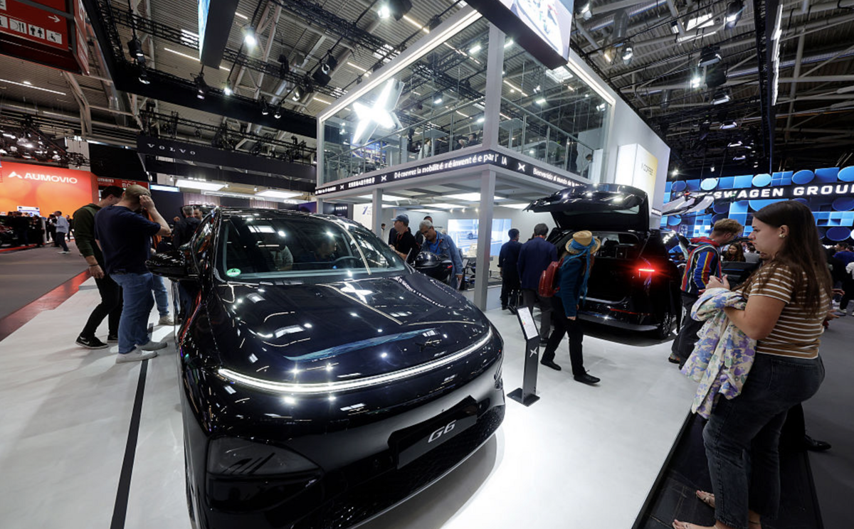 Посетители у стенда китайского производителя XPeng на автосалоне IAA MOBILITY 2025 в Мюнхене (9 сентября 2025 года).