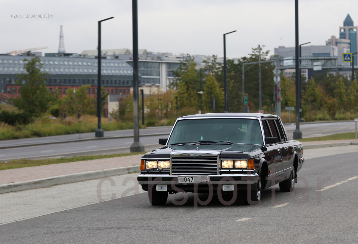 ЗИЛ на набережной Марка Шагала. 047 под обозначение модели ЗиЛ-41047