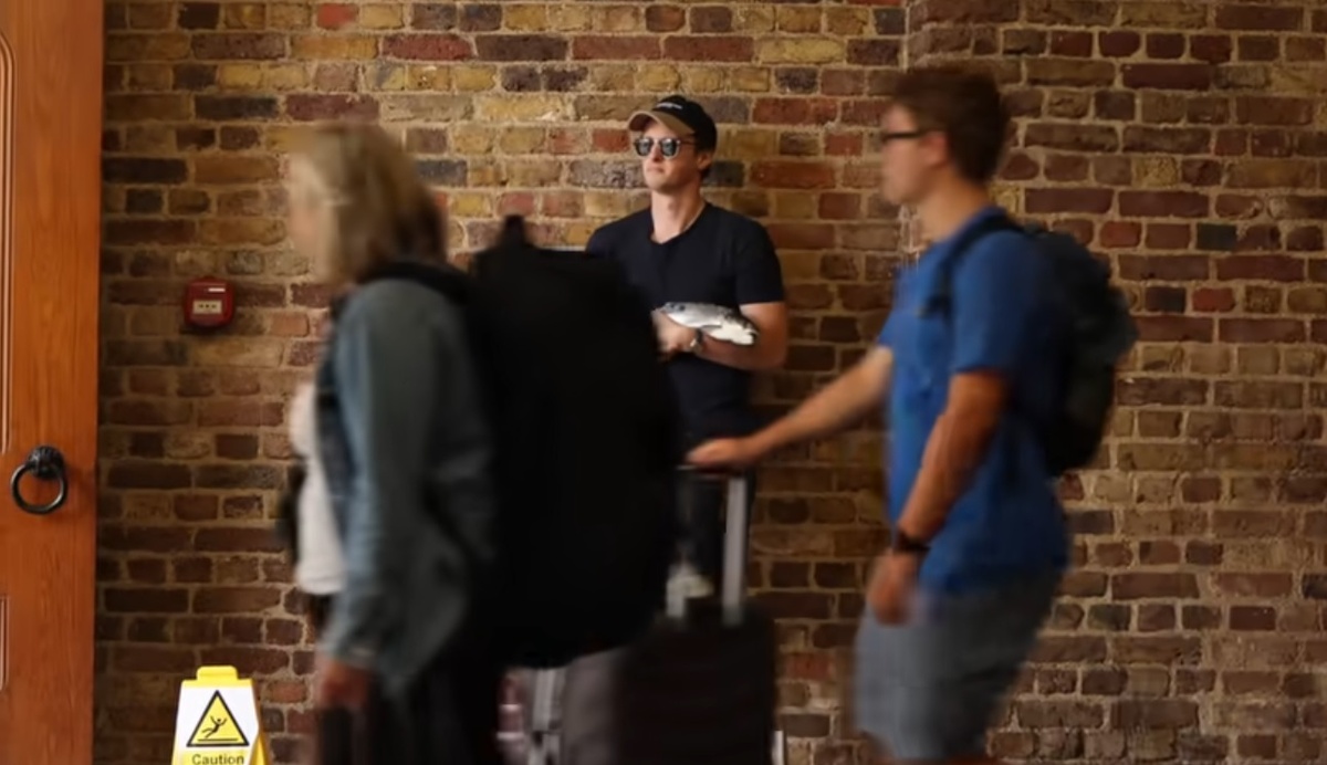 Макс с лососем на вокзале. Скриншот видео YouTube канала Max Fosh