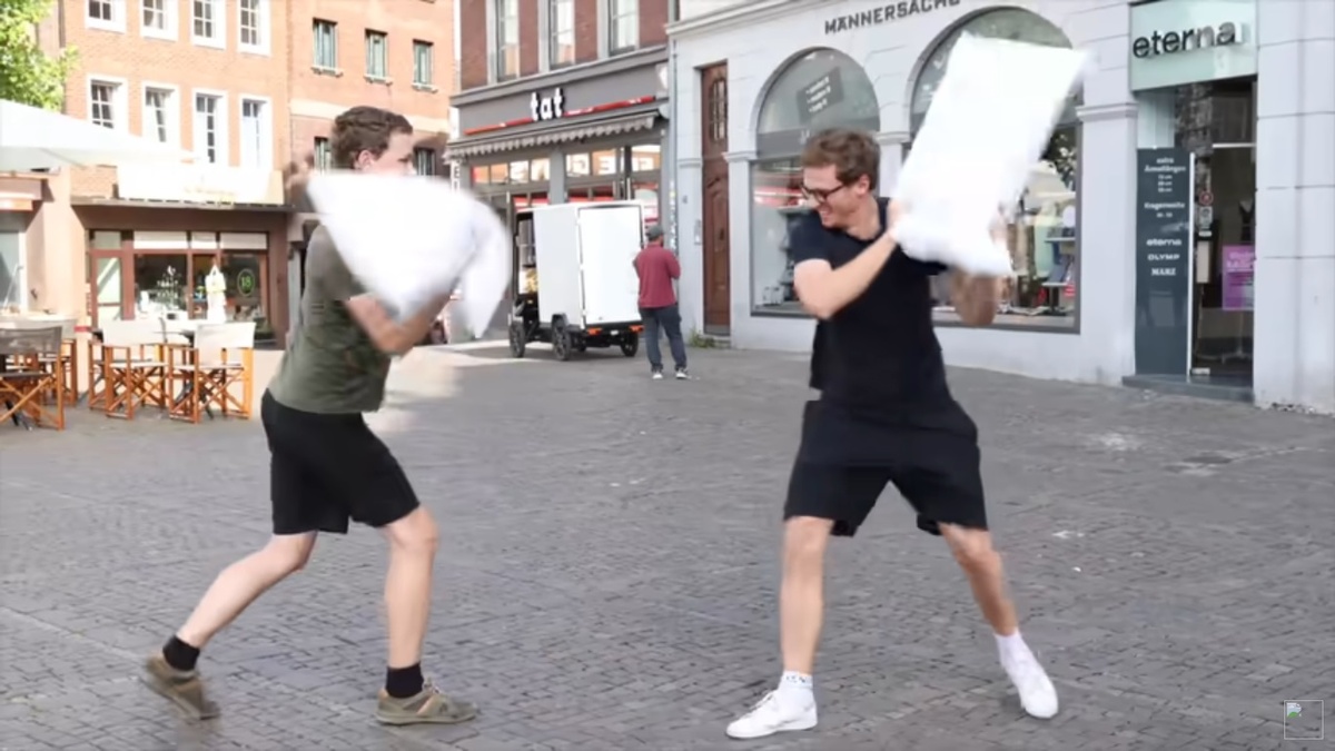 Подушка может считаться оружием. Скриншот видео YouTube канала Max Fosh