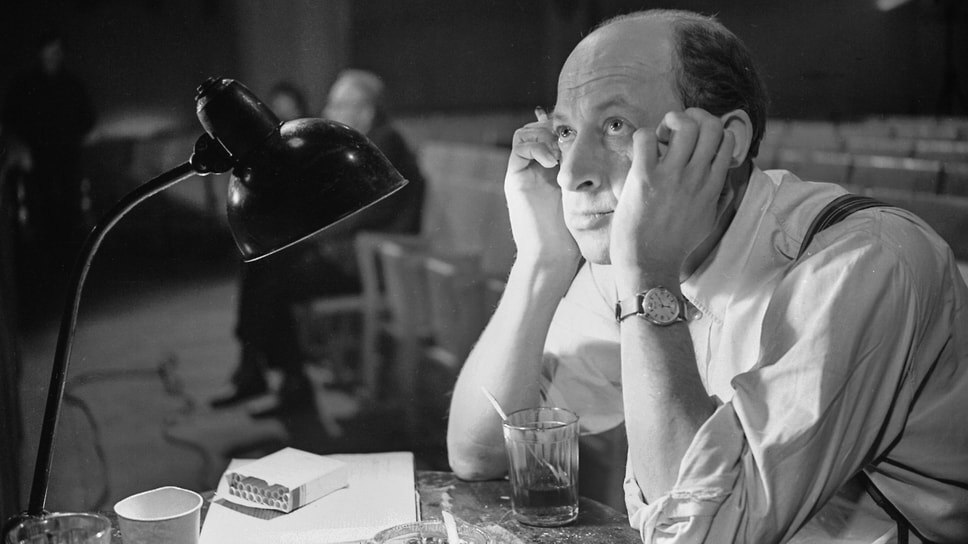 С фильма «Берегись автомобиля» началось сотрудничество Евгения Евстигнеева и Эльдара Рязанова. «Я знал, конечно, что он замечательный артист, но что он такой замечательный — не догадывался. В маленьком монологе идиота — самодеятельного режиссера, которого явно выгнали с какой-то автобазы или из спорта, — он был настолько органичен, что именно поэтому был так смешон», — вспоминал Рязанов.📷Фото: предоставлено телеканалом «Мосфильм. Золотая коллекция»