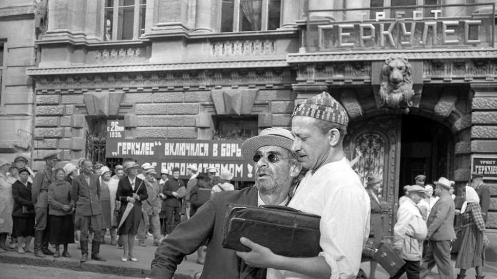 На роль подпольного миллионера Корейко в экранизацию произведения Ильфа и Петрова «Золотой теленок» пробовался также Евгений Леонов, но худсовет все же остановил свой выбор на Евстигнееве. В фильме Михаила Швейцера партнерами актера по съемочной площадке стали Сергей Юрский, Леонид Куравлев и Зиновий Гердт (на фото слева).📷Фото: предоставлено телеканалом «Мосфильм. Золотая коллекция»