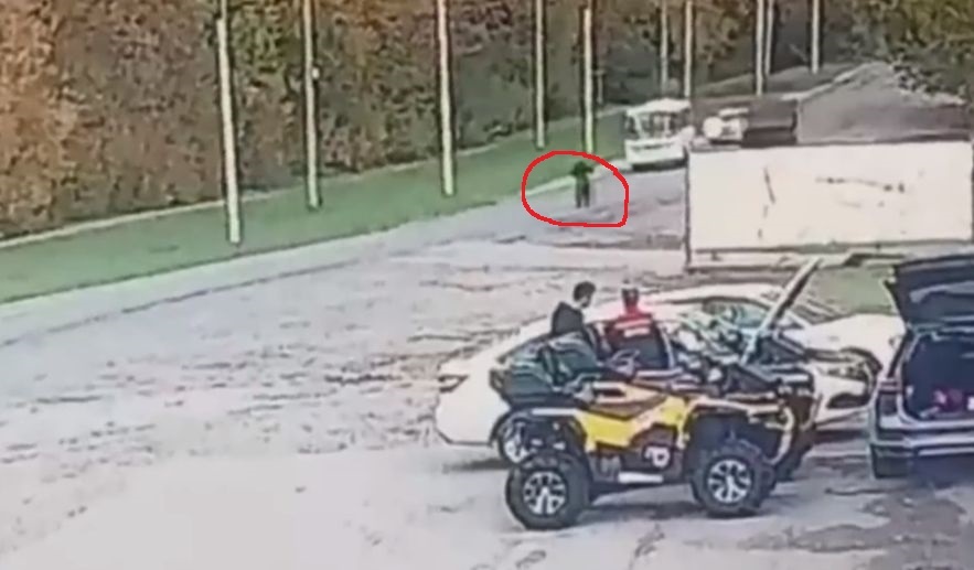 За секунду до трагедии. Мотоциклист обведен красным.