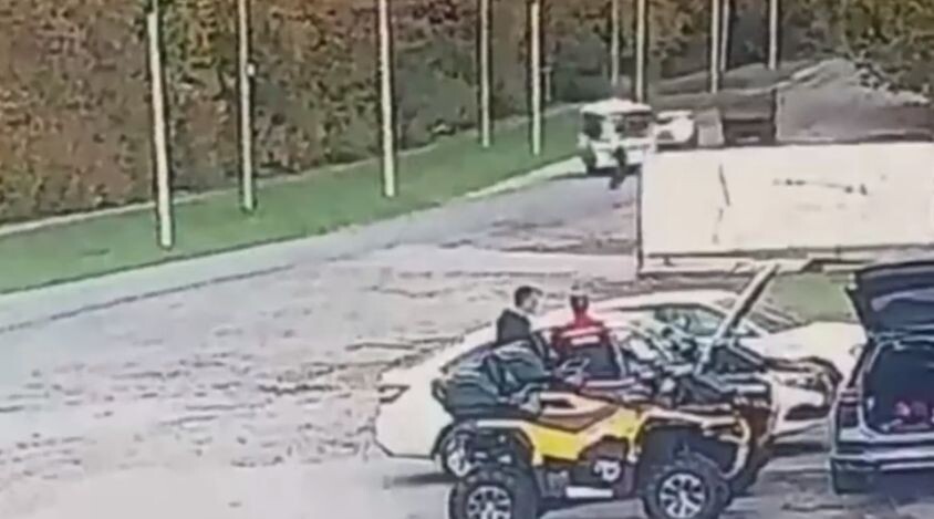 Автобус начал поворачивать налево, не предоставив мотоциклисту законное преимущество. Кадр из видеозаписи с городской камеры наблюдения.