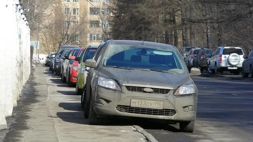 Фото заимствовано - https://riamo.ru/news/transport/deputaty-predlozhili-v-tri-raza-povysit-shtrafy-za-parkovku-na-trotuarah/