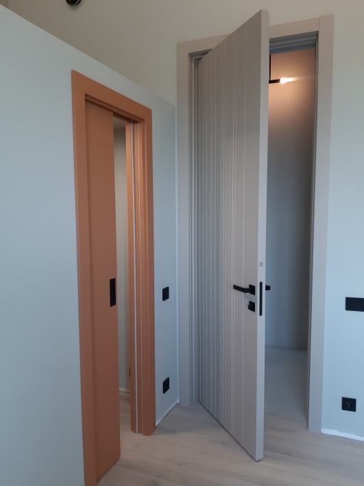 Детская. Установлен комплект МЕТКО ЭКОНОМ в гардеробную под антресолью и рядом  классический вид распашной двери. Установлены дверные полотна одного из  Российских производителей.