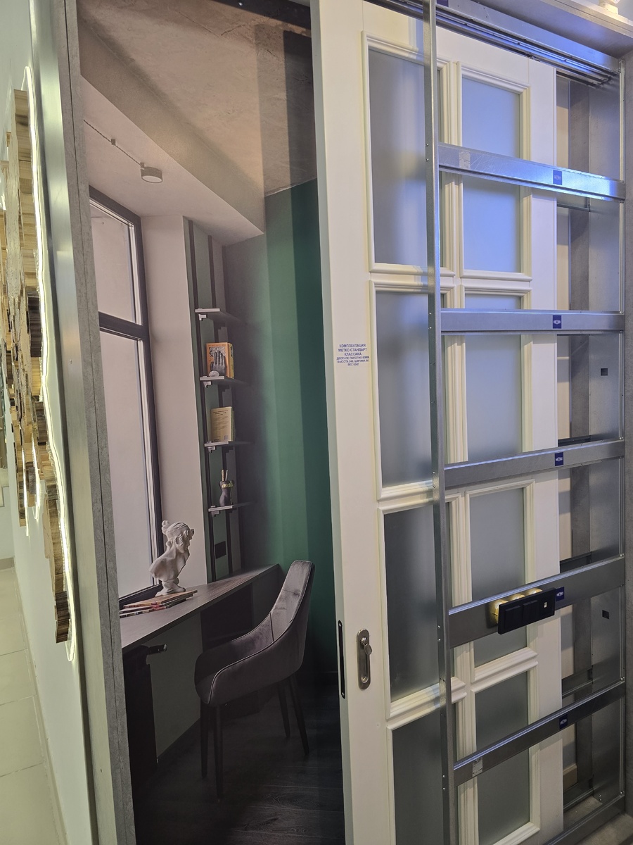 Выставочный стенд на Экспострое (Москва,Нахимовский проспект,24) Комплектация МЕТКО Стандарт Классика  Дверное полотно 65 мм толщиной. Высота 240 см.                    