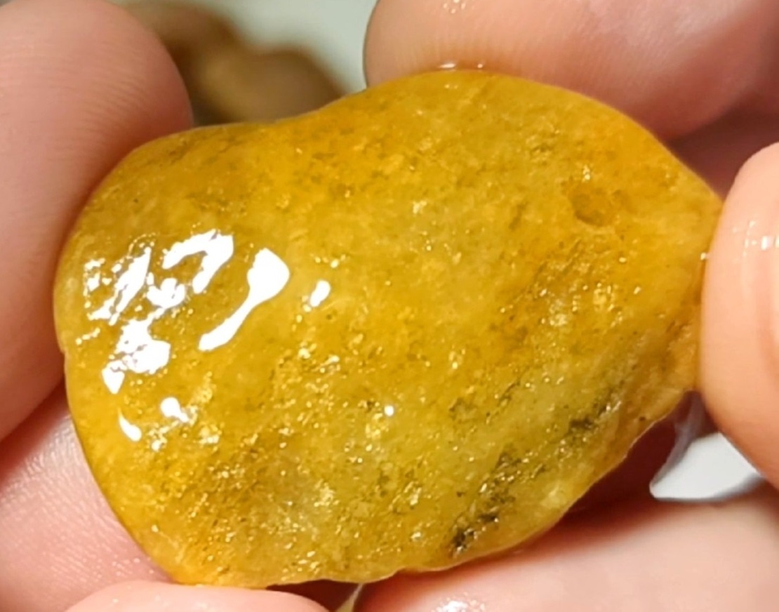 Авантюрин из Сочи — кварцит со слюдой