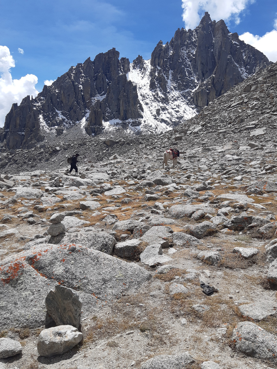 Остроконечные пики, труднопроходимые камни всех видов и мастей и, конечно, невероятные пейзажи - это тоже кора