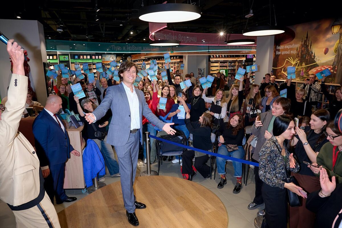Желающих получить автограф артиста было очень много. @пресс-служба издательства
