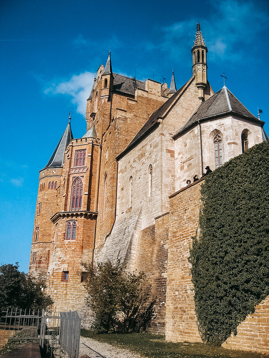 Замок Гогенцоллерн — это яркий пример неоготической архитектуры