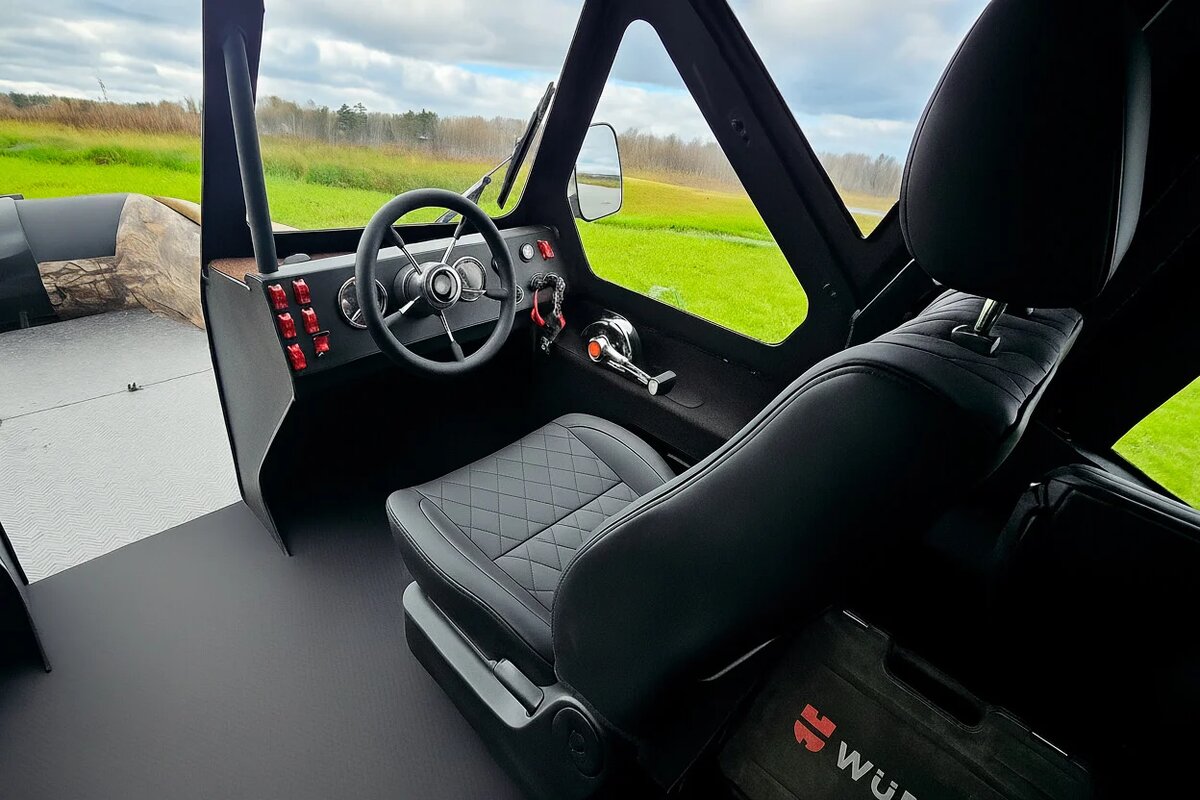 Кабина и палуба аэролодки Берег-600 Турбо