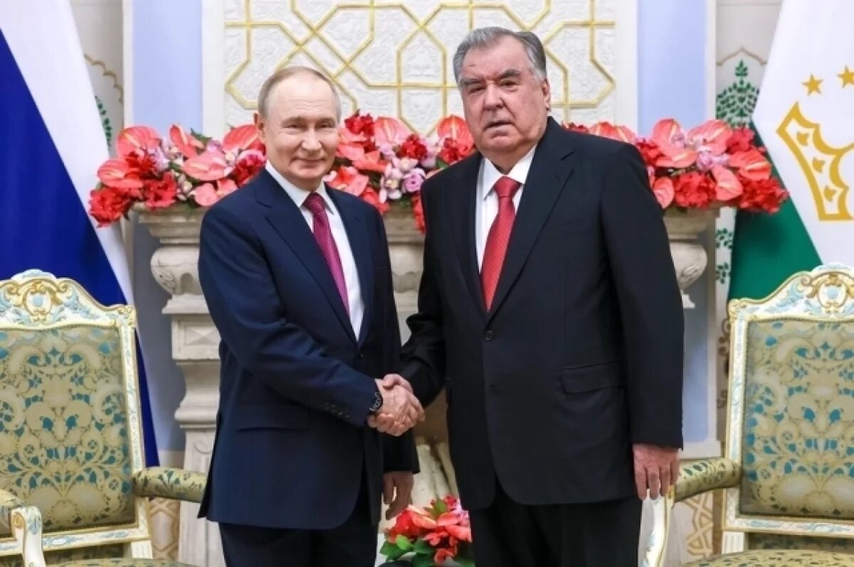    Президент РФ Владимир Путин и президент Таджикистана Эмомали Рахмон (справа) во время встречи в Дворце Нации в Душанбе.