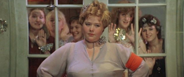 Поменяли в советских фильмах мужские роли на женские, обхохотались