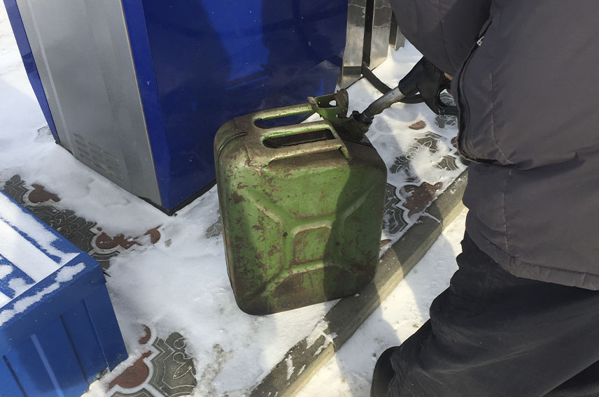 Заправляюсь всегда на одной АЗС и в бак, и, если надо, в канистру — контроль важнее удобства