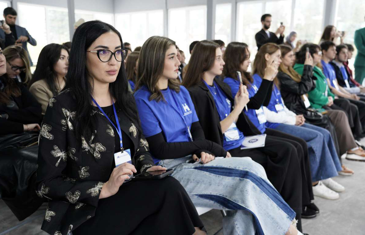 Форум проходил при большой активности молодёжи