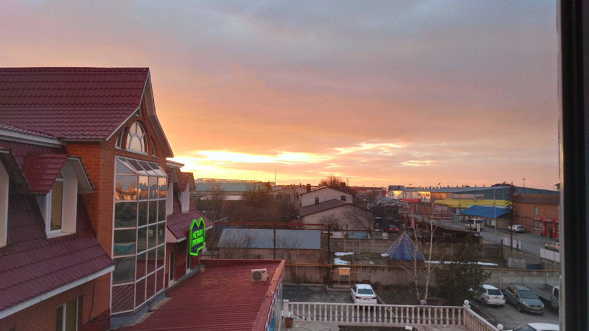 Фотография багрового заката из моего окна в ванной комнате