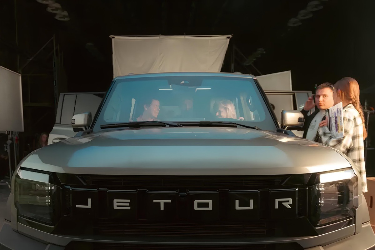    Кроссовер T2 сопровождал главных героев