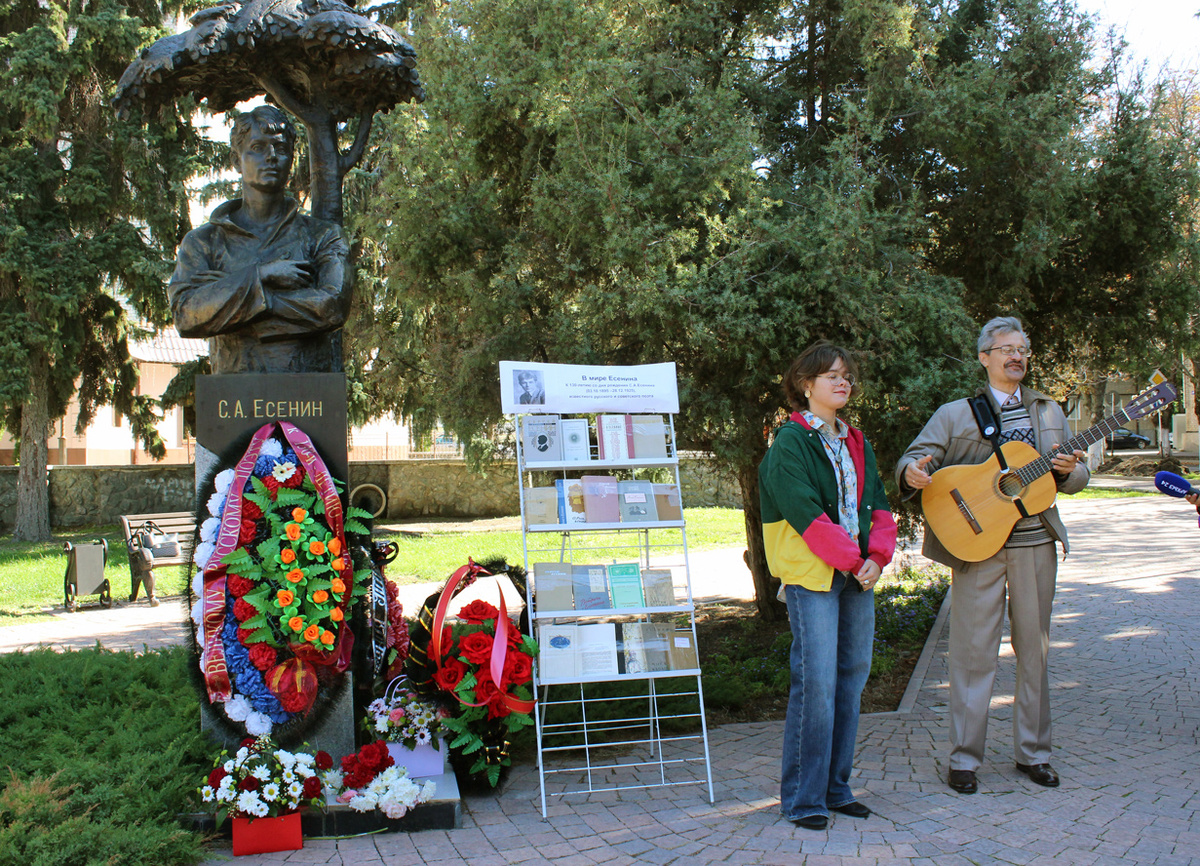 У памятника поэту в этот день читали стихи, исполняли песни на слова С. Есенина. Фото Евгения КРАТОВА.