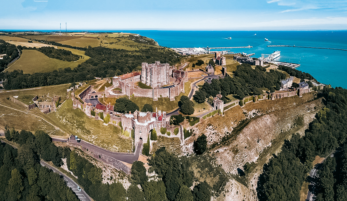 Дуврский замок возвышается на знаменитых Белых скалах Дувра