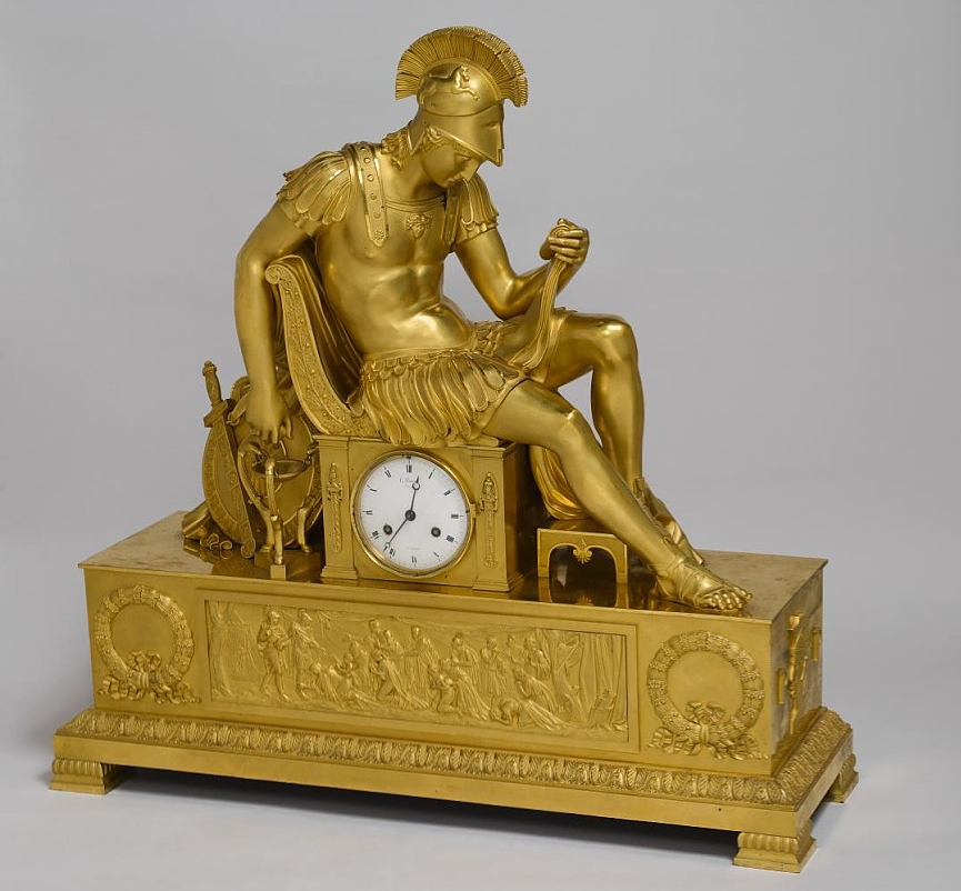 Часы каминные.
Париж, около 1820 г.
Мастер-бронзовщик Луи-Станислас Ленуар-Раврио (Louis-Stanislas Lenoir-Ravrio)
Бронза, стекло, эмаль; литье, чеканка, золочение.
Высота 70,0 см; основание 67,0 х 21,5 см