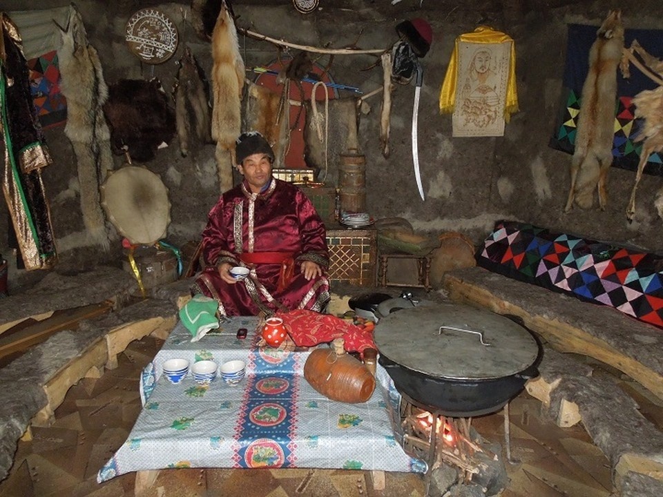    Старинную юрту бачатских телеутов Владимир Ильич Челухоев воссоздал, построил сам, вместе с сыновьями. Лариса МАКСИМЕНКО