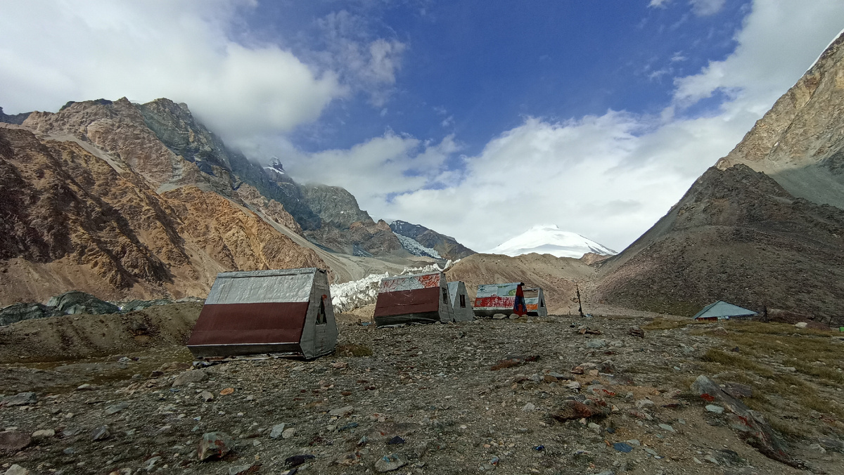 Вид на базовый лагерь, старый лагерь, пик Четырех