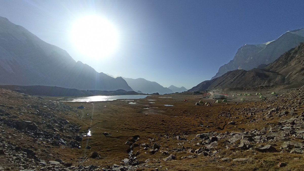 Вид на базовый лагерь, озеро и новый корпус