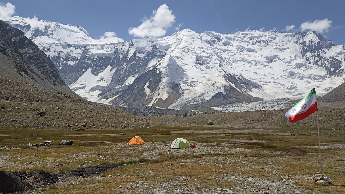 Вид на базовый лагерь, в сторону пика Коммунизма