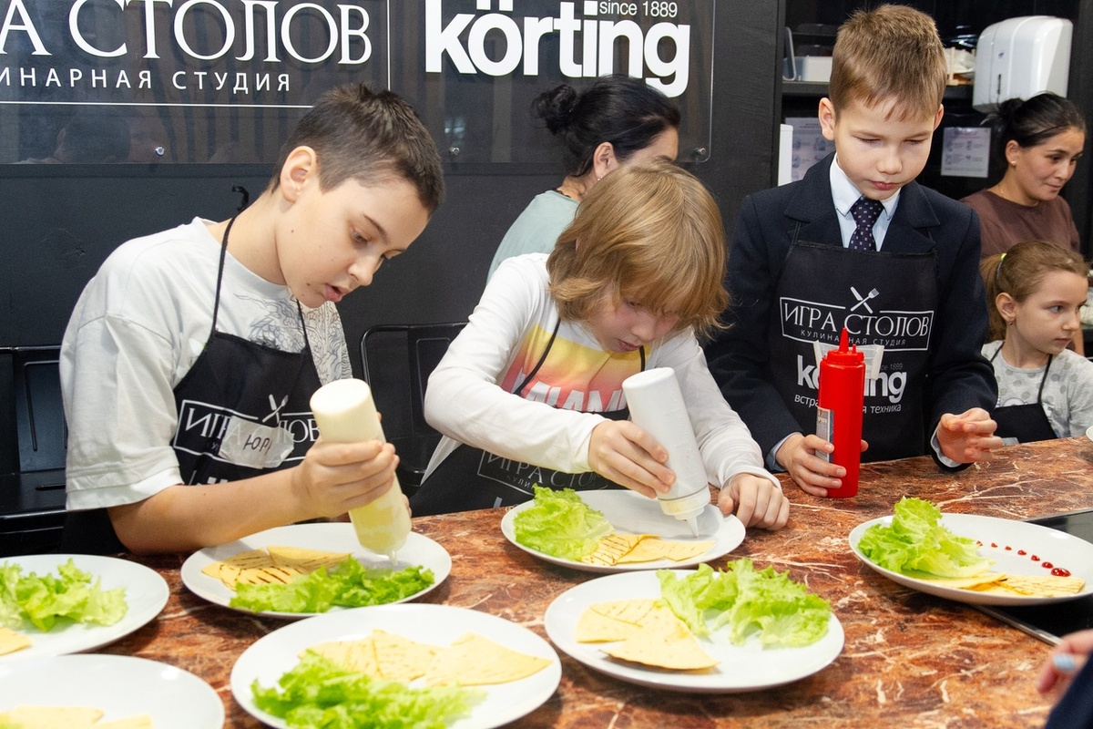 И девочки, и мальчики с удовольствием готовят на кулинарных мастер-классах. Фото: "Игра столов".