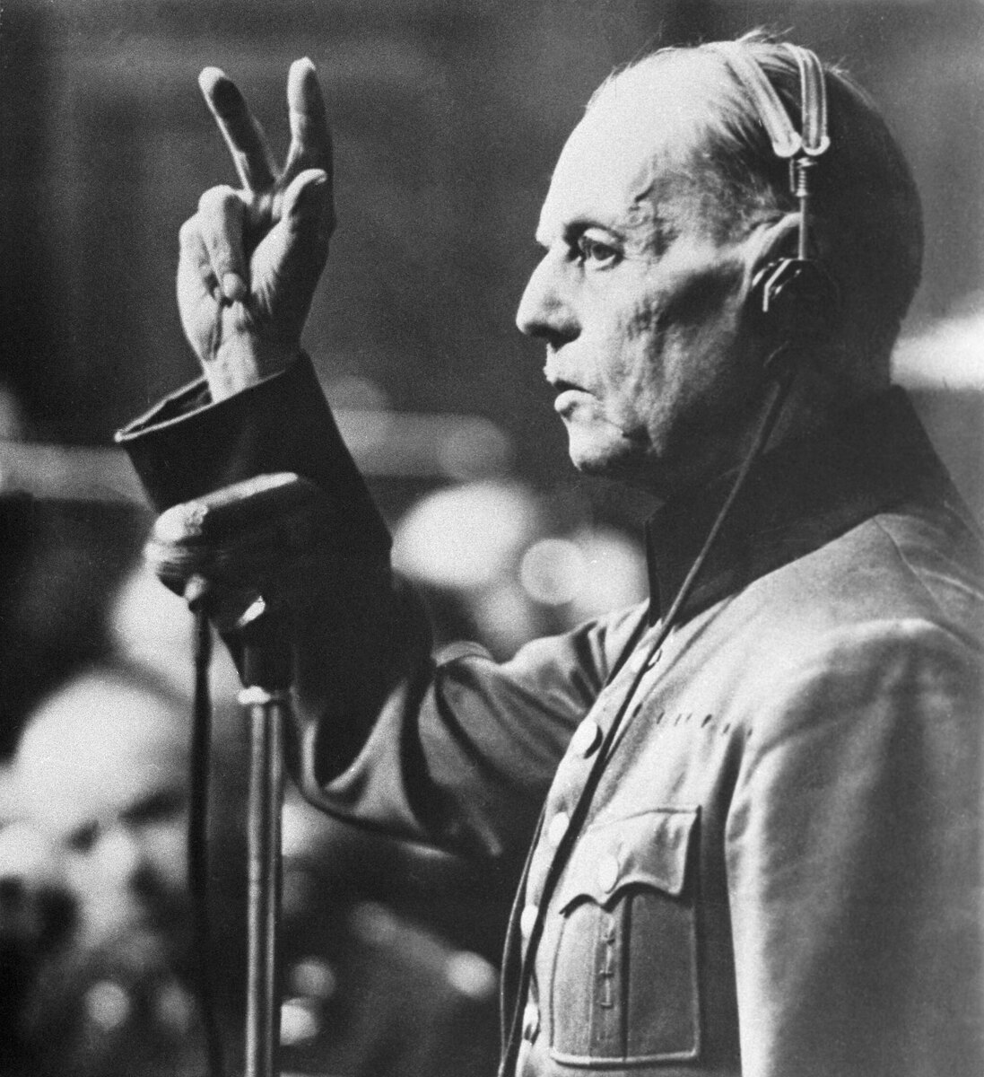 Генерал-фельдмаршал Вильгельм Кейтель дает присягу говорить правду и только правду во время Нюрнбергского трибунала © Sputnik