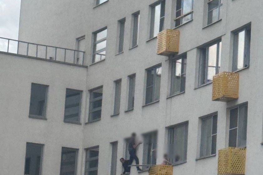 Ребенок выпал из окна, но его спасла корзина для кондиционера.