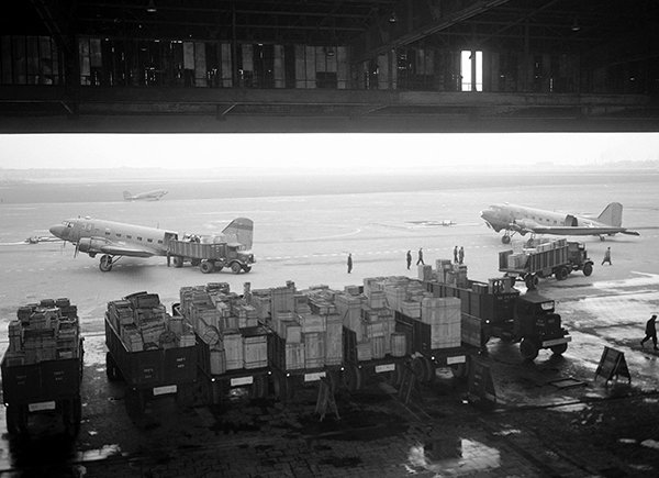 Разгрузка продовольствия в аэропорту Темпельхоф