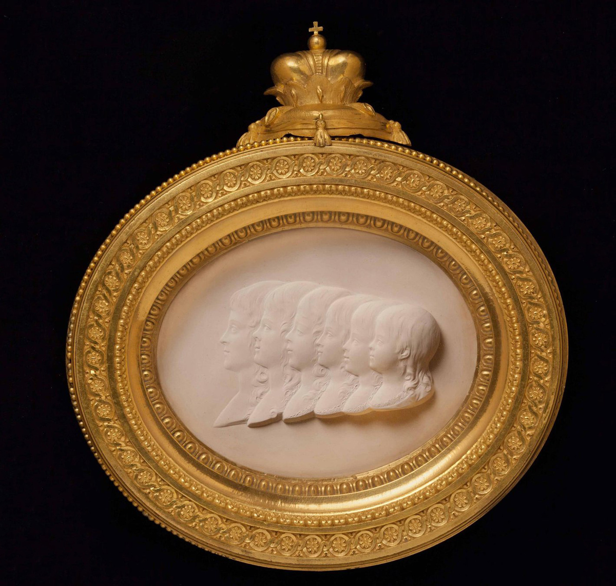 Барельеф с групповым портретом детей цесаревича Павла Петровича и цесаревны Марии Федоровны. В раме. Жан-Доминик Рашетт. 1790 г.
