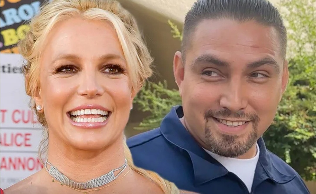 Бритни Спирс похоже имеет точно успех у многих мужчин. Но когда она одна танцует у себя дома, то тоже всем очень нравиться.