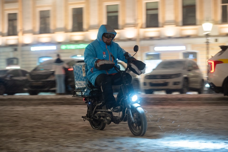   В Новосибирске курьеры вынуждены пробираться сквозь сугробы Алексей БУЛАТОВ